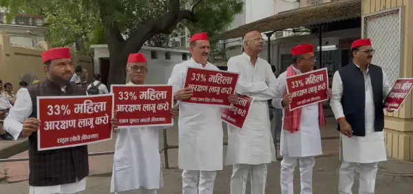 लखनऊ में यूपी विधानसभा विशेष सत्र से पहले सपा का प्रदर्शन, 33% महिला आरक्षण लागू करने की मांग