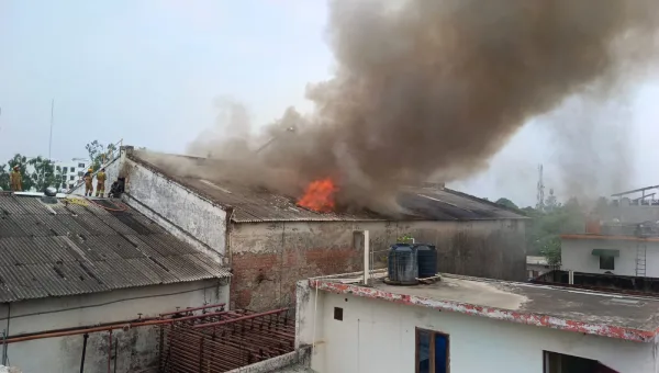 7 घंटे तक धधकता रहा हिमालय कोल्ड स्टोरेज, दीवार गिरी; दो दर्जन दमकल गाड़ियां और SDRF के बाद आग पर लगभग काबू