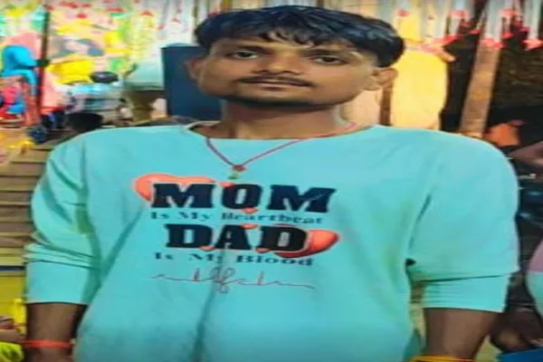 बाराबंकी में युवक का फंदे से लटका मिला शव, परिजनों ने प्रेम प्रसंग में हत्या का लगाया आरोप