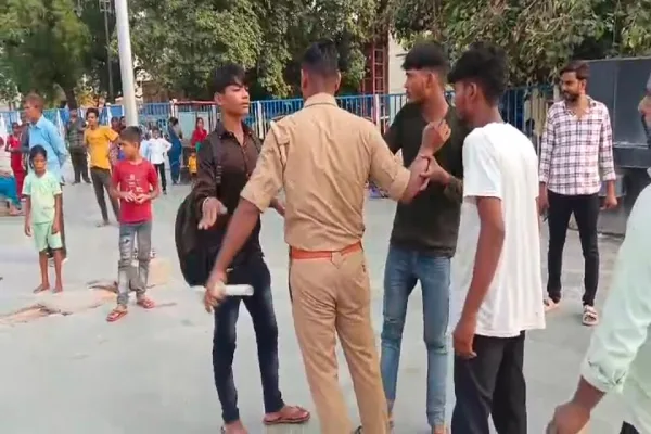 अंबेडकरनगर के अकबरपुर रेलवे स्टेशन पर दो यात्रियों के बीच हुई मारपीट