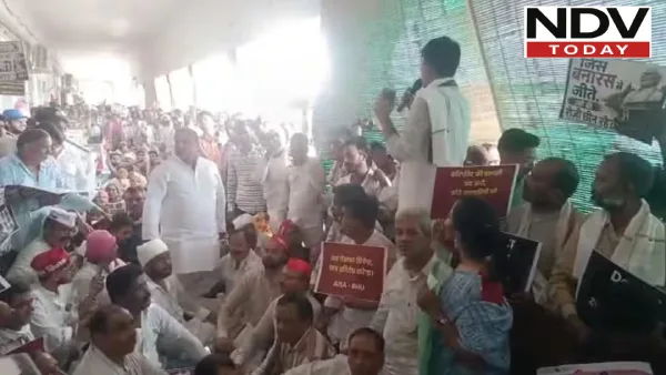वाराणसी में मीट की दुकानें शहर से बाहर शिफ्ट करने के फैसले पर बढ़ा विवाद, नगर निगम के खिलाफ सपा-कांग्रेस-आप का प्रदर्शन