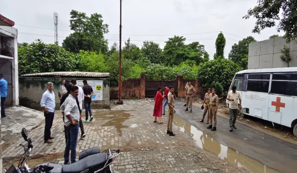 ड्यूटी पर था पुलिसकर्मी पति, घर में फंदे से लटकी मिली पत्नी - दो मासूम बच्चों के सिर से उठा मां का साया