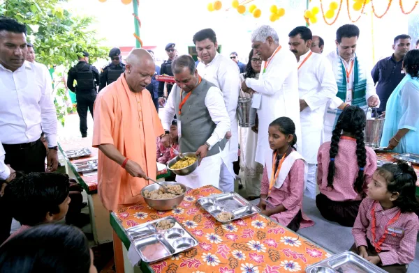 CM योगी ने बच्चों के साथ बैठकर किया भोजन, अपने हाथों से बांटी किताबें और बैग, नौनिहालों से किया सीधा संवाद