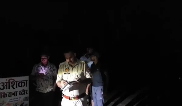 अम्बेडकरनगर: सड़क पर खड़ी मशीन बनी जानलेवा, 19 वर्षीय युवक की बाइक टकराई, मौके पर मौत