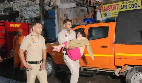 नई बनी 5 मंजिला इमारत अचानक बनी मलबे का ढेर, रोहिणी हादसे में 4 की मौत के बाद उठे निर्माण गुणवत्ता पर बड़े सवाल