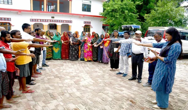 अंबेडकरनगर में सड़क सुरक्षा सखियों की पदयात्रा, गांव-गांव पहुंचा सुरक्षित यातायात का संदेश