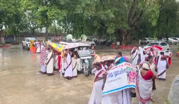 मानदेय से लेकर सरकारी कर्मचारी का दर्जा... 8 मांगों को लेकर सड़क पर उतरीं आशा बहुएं, अकबरपुर-टांडा राजमार्ग रहा जाम