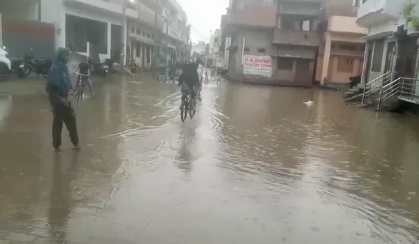बारिश बनी मुसीबत, जलालपुर के इस वार्ड में घरों-दुकानों तक भर रहा गंदा पानी, 3000 लोग रोज झेल रहे परेशानी