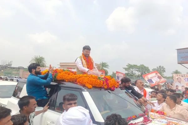 लखनऊ के 1090 चौराहे पर रोहित मिश्रा के स्वागत में जुटे हजारों कार्यकर्ता, भगवा झंडों और नारों से गूंजा इलाका