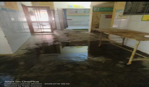 बारिश में खुद 'बीमार' पड़ जाता है कठवारा का सरकारी अस्पताल, अब ग्रामीणों और अधीक्षक ने दो मोर्चों से उठाई आवाज