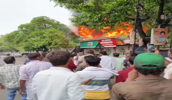 बाराबंकी में आग का ऐसा तांडव कि 5 किलोमीटर दूर तक दिखा काला धुआं, फायर सेफ्टी की बड़ी लापरवाही आई सामने