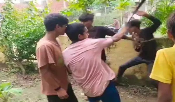 मोबाइल चोरी के शक में किशोर की बेल्ट से पिटाई, मां से भी मारपीट का आरोप - वीडियो वायरल