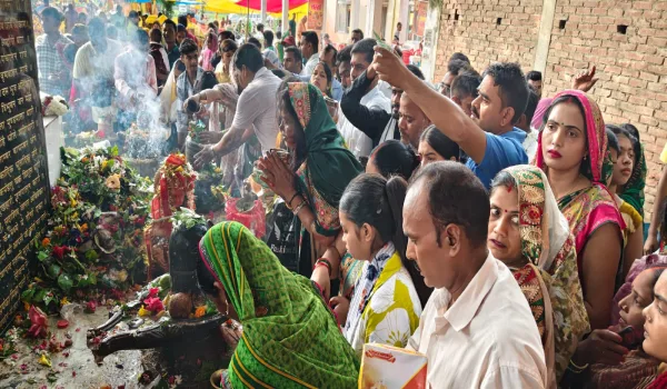 अंबेडकरनगर: पहले सावन सोमवार पर शिव मंदिरों में जलाभिषेक के लिए उमड़े श्रद्धालु, सुरक्षा के रहे विशेष इंतजाम