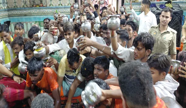 आधी रात से लगी कतारें, पहले सावन सोमवार पर महादेवा धाम पहुंचे एक लाख से अधिक श्रद्धालु