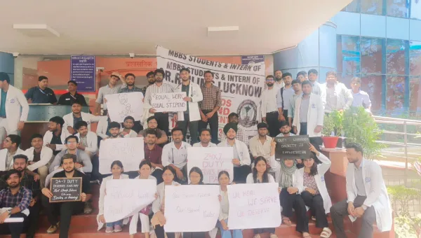 दिन-रात मरीजों की सेवा, फिर भी ₹12 हजार स्टाइपेंड; आरएमएल के डॉक्टरों ने उठाई आवाज