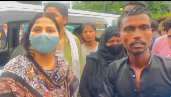 चरक चौराहे पर स्कूल वैन बनी निशाना, जांच के लिए पुलिस ने घेरा पूरा इलाका