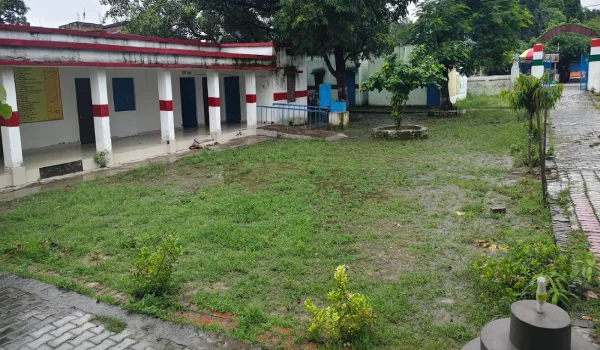 बारिश में अम्बेडकरनगर के सरकारी स्कूलों की स्थिति चिंताजनक, निरीक्षण में सामने आईं कई कमियां