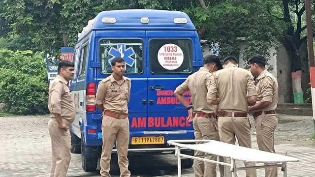 दिल्ली-मेरठ एक्सप्रेसवे पर तेज रफ्तार वाहन ने बाइक को मारी टक्कर, तीन कांवड़ियों की मौत