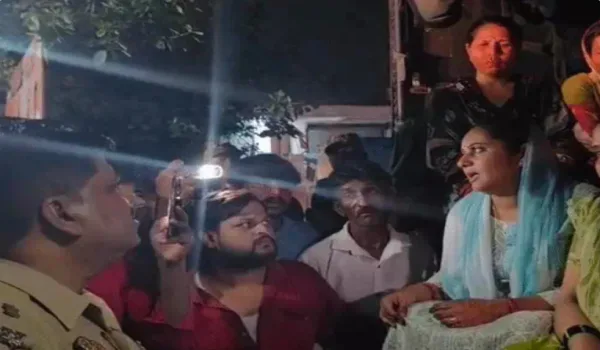 सीआरपीएफ जवान की मौत के बाद पत्नी ने उठाए सवाल, लखनऊ में पार्थिव शरीर रोककर किया प्रदर्शन
