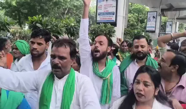 खाद-पानी की मांग को लेकर लखनऊ में किसानों का मार्च