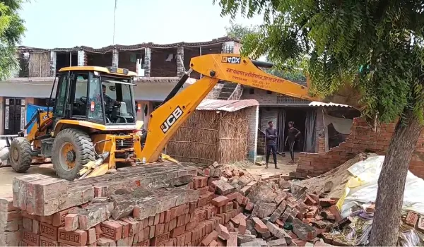 मासूम बच्चों के सामने टूटा घर, अंबेडकरनगर में बुलडोजर कार्रवाई पर उठे सवाल