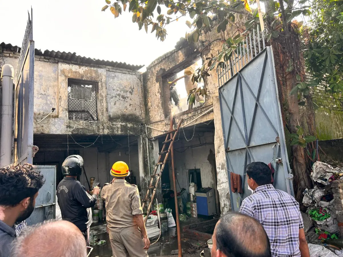 फैक्ट्री में लगी आग और नीचे गिरा टीन शेड, गाजियाबाद में फायर टीम ने बुझाई लपटें