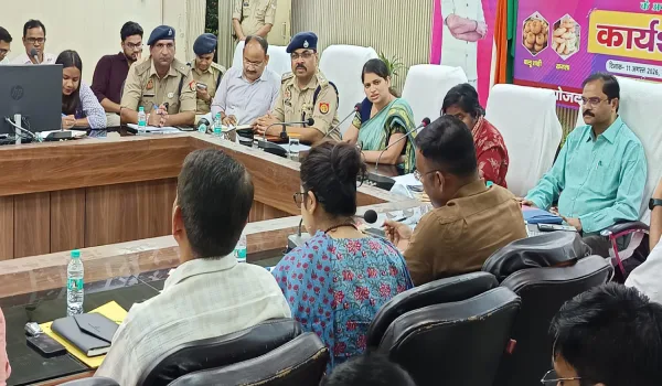 शिकायत का निस्तारण ही नहीं, संतुष्टि भी जरूरी - आईजीआरएस पर डीएम के निर्देश