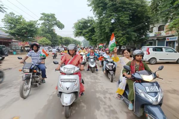 स्वतंत्रता दिवस पर अंबेडकरनगर में तिरंगा रैली, महिला अधिकारियों ने दिया एकता का संदेश