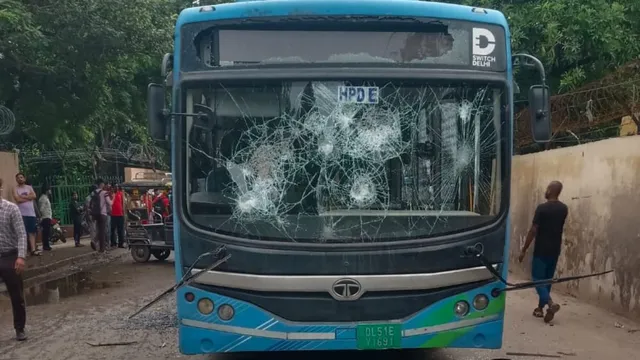 डीटीसी बस ने छात्र को कुचला, मौत के बाद गुस्साई भीड़ ने बस में की तोड़फोड़