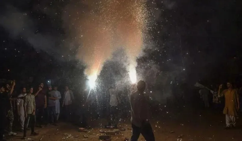 कराची में आजादी के जश्न में हवाई फायरिंग, महिला की मौत; 94 घायल, 30 गिरफ्तार
