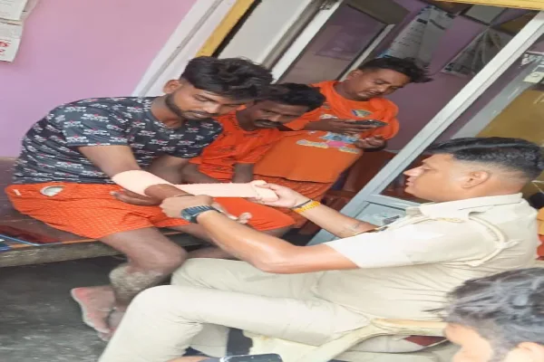 अम्बेडकरनगर में घायल कांवरिया की मदद को आगे आए पुलिसकर्मी