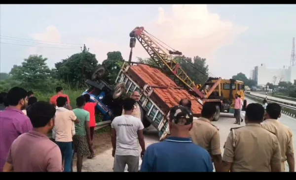 लखनऊ के गोसाईंगंज में बड़ा हादसा, ट्रैक्टर-ट्रॉली के नीचे दबे चार मजदूर