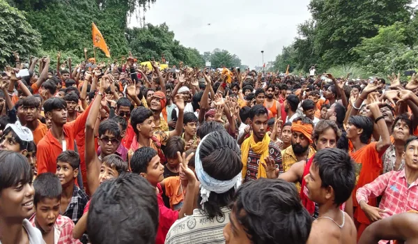 नागपंचमी पर शिवबाबा धाम में उमड़ी श्रद्धालुओं की भारी भीड़, हर-हर महादेव के जयघोष से गूंजा अम्बेडकरनगर