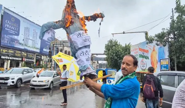 अखिलेश के 'चवन्नी' तंज पर रालोद का प्रदर्शन, हजरतगंज में पुतला दहन