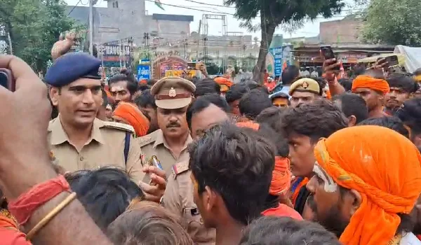 बुद्धेश्वर मंदिर में जलाभिषेक को लेकर प्रदर्शन, कांवड़ियों ने किया सड़क जाम