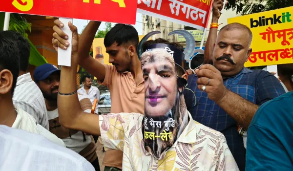 लखनऊ में अखिलेश यादव के गोमूत्र-गोवंश बयान पर विरोध, मुख्यमंत्री को सौंपा ज्ञापन