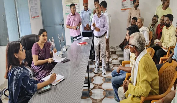अम्बेडकरनगर में ग्राम चौपाल, डीएम ईशा प्रिया ने सुनीं ग्रामीणों की समस्याएं