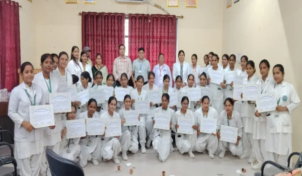 छह माह की इंटर्नशिप पूरी करने पर जीएनएम छात्राओं को मिले प्रमाण-पत्र, जिला अस्पताल में हुआ विदाई समारोह