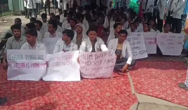 केजीएमयू में जूनियर डॉक्टरों का प्रदर्शन, 12 हजार से 30 हजार स्टाइपेंड की मांग