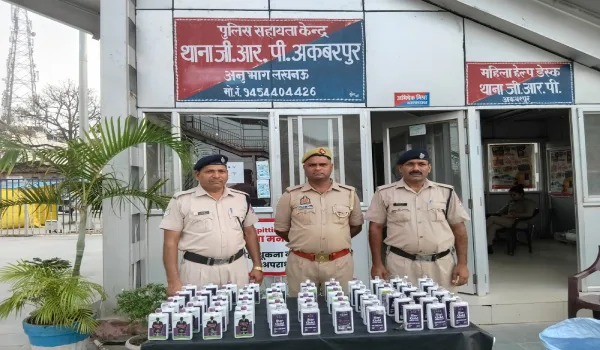 अकबरपुर स्टेशन पर ट्रेन से 11.88 लीटर अवैध अंग्रेजी शराब बरामद