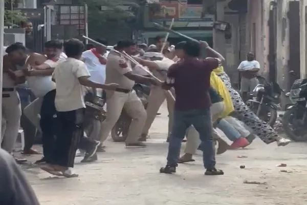 मुकुंदपुर में पुलिस टीम पर हमला, आंखों में मिर्च पाउडर डालकर लाठी-डंडों से पीटा