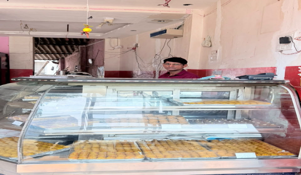 अम्बेडकरनगर में चीनी के दाम 70 रुपये किलो तक पहुंचे, मिठाई भी महंगी
