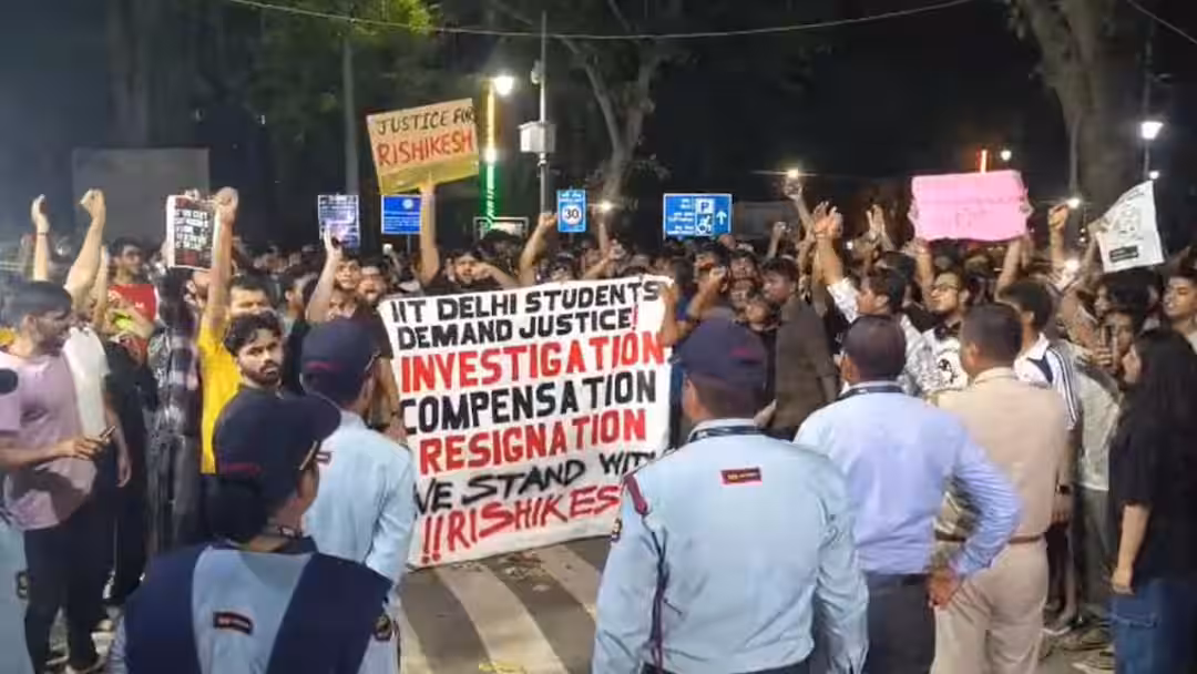 आईआईटी दिल्ली में ऋषिकेश केस पर प्रदर्शन जारी, देर रात छात्रों ने निकाला फ्लैश मार्च