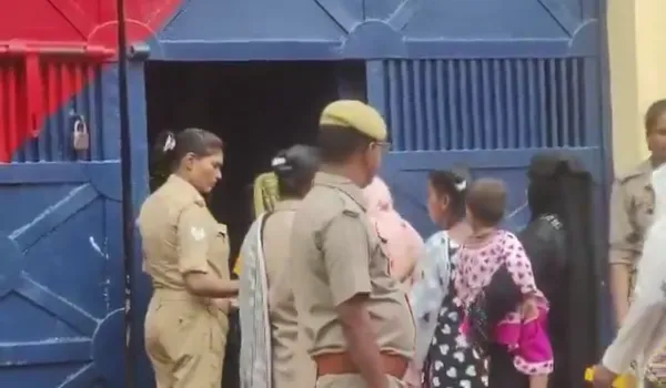 लखनऊ जिला जेल में रक्षाबंधन: सलाखों के पार पहुंचीं बहनें, भाइयों को बांधी राखी