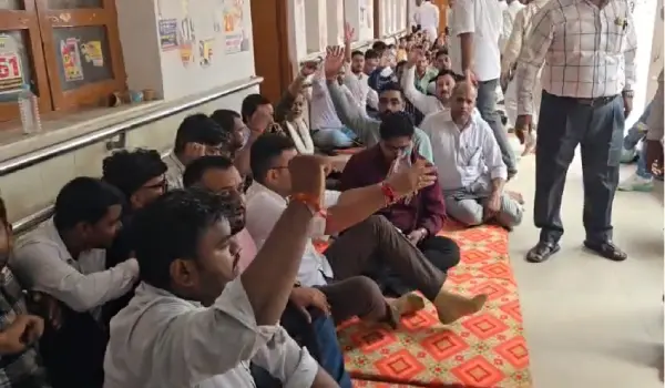 लखनऊ में महिला लेखपाल के निलंबन पर तहसील में धरना, शुक्रवार से काम बंद करने की चेतावनी