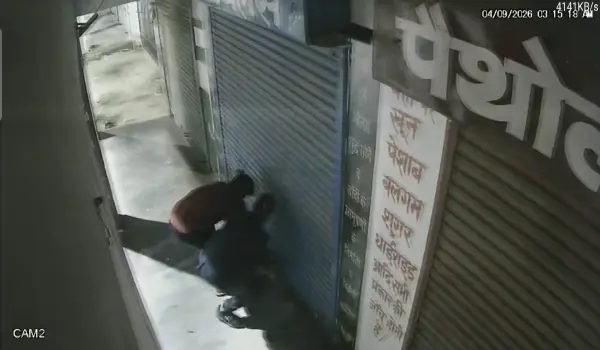 लखनऊ के कमता में ज्वेलरी शॉप में चोरी, 6 मिनट में लाखों के जेवर उड़ा ले गए चोर