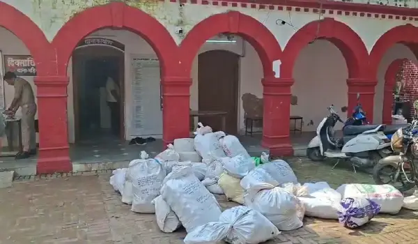 लखनऊ में बंद मकान के अंदर चल रही थी नकली पान मसाला फैक्ट्री, 2 गिरफ्तार