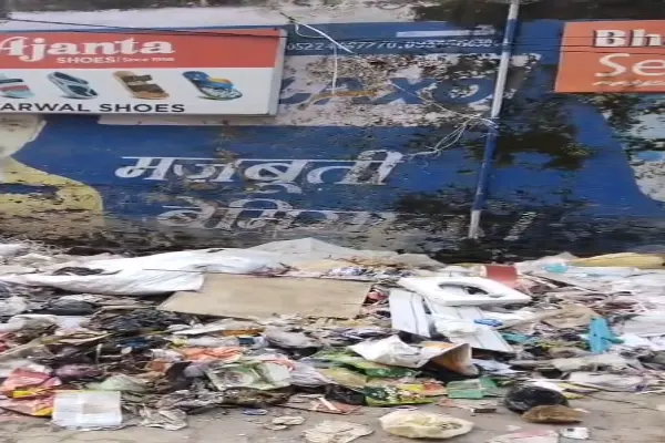 लखनऊ के गोलागंज वार्ड में महिला कॉलेज के सामने गंदगी का अंबार, लोग परेशान
