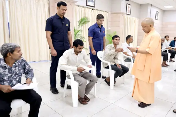 जनता दर्शन में सीएम योगी ने सुनीं फरियादें, जमीन कब्जे पर सख्त कार्रवाई के निर्देश