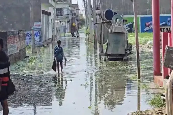 लखनऊ की मामा कॉलोनी में 15 दिनों से जलभराव, घरों से निकलना मुश्किल